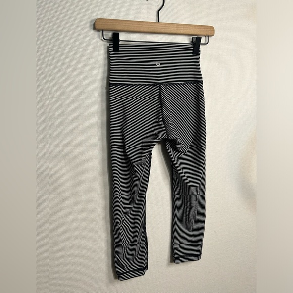lululemon athletica Pants - Lululemon wunder under cropped leggings